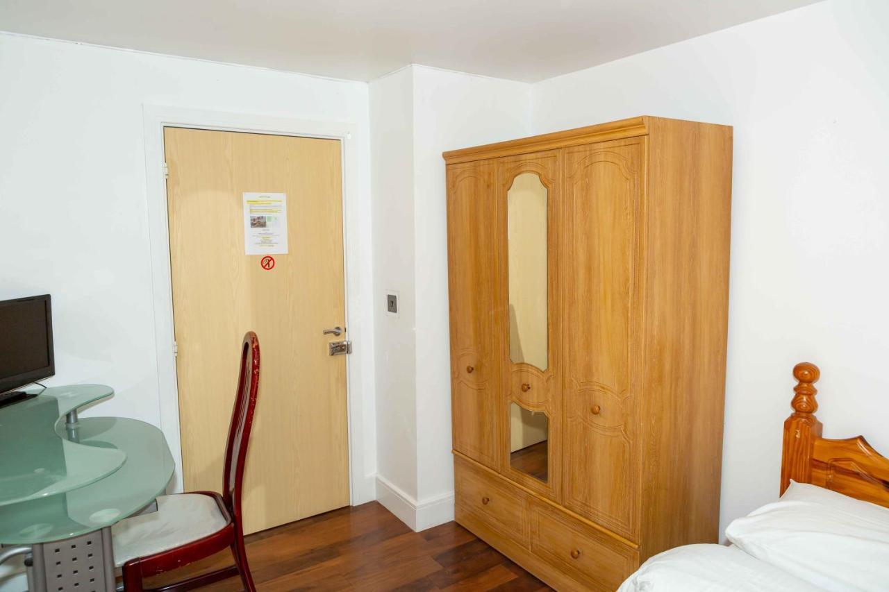 Benjamin Guest house Yiewsley Extérieur photo