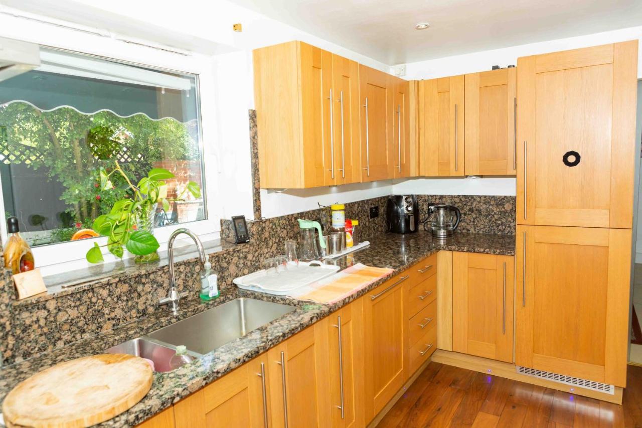 Benjamin Guest house Yiewsley Extérieur photo